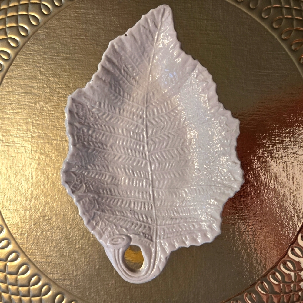 VIntage White Porcelain Fern Trinket Dish, Williamsburg Restoration, 6"